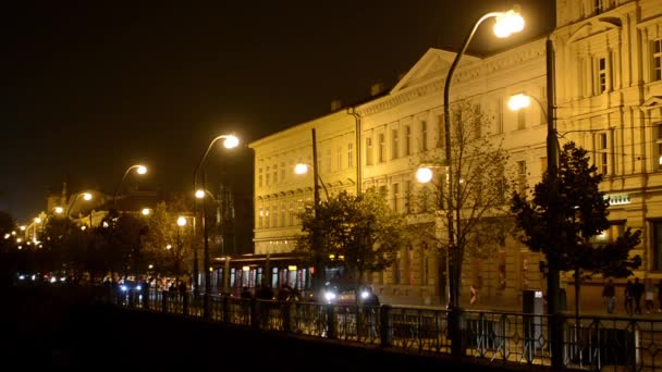 Ciudad nocturna - calle nocturna con personas y coches - lámparas - edificio exterior noche — Vídeo de stock