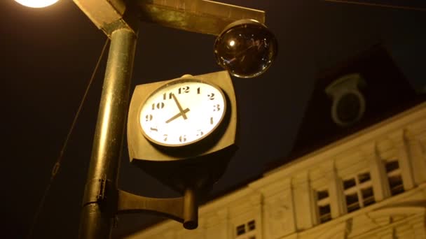 Orologio sulla strada di notte (città di notte) - edificio sullo sfondo — Video Stock