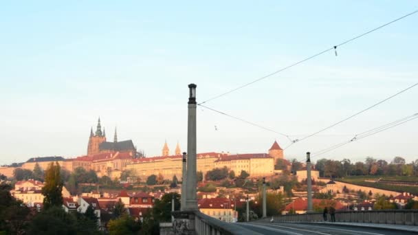 Cidade - rua urbana (ponte) - Castelo de Praga - ninguém - manhã - pessoas andando — Vídeo de Stock
