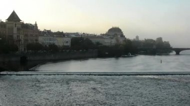 Araba ile şehir (Prag, Cek Cumhuriyeti) - Nehri Vltava - sunrise - kentsel binalar - köprü
