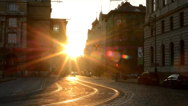 Πόλη - αστικό δρόμο με αυτοκίνητα - sunrise - κτίρια — Αρχείο Βίντεο