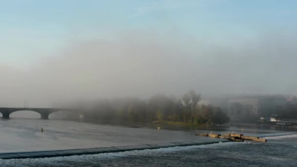 Città panoramica e fiume con nebbia mattutina - ponte e alberi — Video Stock