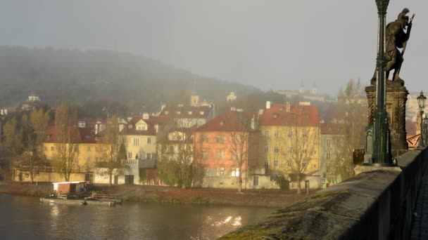 Πόλη - urban vintage κτίρια - sunrise - στέγες των κτιρίων - πρωινή ομίχλη - γέφυρα με άγαλμα — Αρχείο Βίντεο