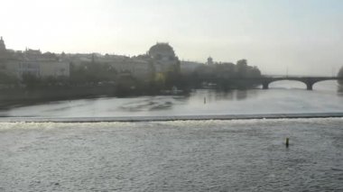 Şehir (Prag, Cek Cumhuriyeti) - kentsel vintage binalar - arabalar - doğa (ağaçlar ile Nehri Panoraması)