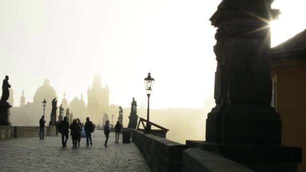 Karlsbrücke mit Menschen - Sonnenaufgang - Stadt - Morgennebel - Gebäude mit Statuen — Stockvideo