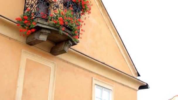 Історична міська будівля - балкон з квітами - бог (єзуїтський христос) - лампа — стокове відео
