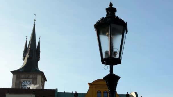 Lámpara vintage - edificio de la torre - humo de la chimenea - cielo azul — Vídeos de Stock
