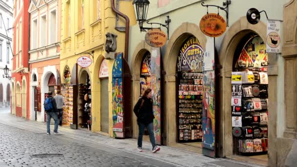 Miejskich sztuka ulicy - sklepy z pamiątkami - chodzenia ludzi — Wideo stockowe