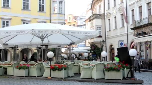 Rua urbana (cidade) - restaurante exterior vazio assentos ao ar livre (manhã) - pessoas andando — Vídeo de Stock