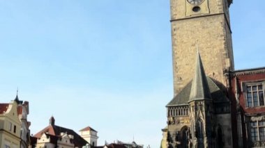 Eski Şehir Meydanı (Prag, Cek Cumhuriyeti) - Astronomik Saat'in insanlar: kule mavi gökyüzü ile