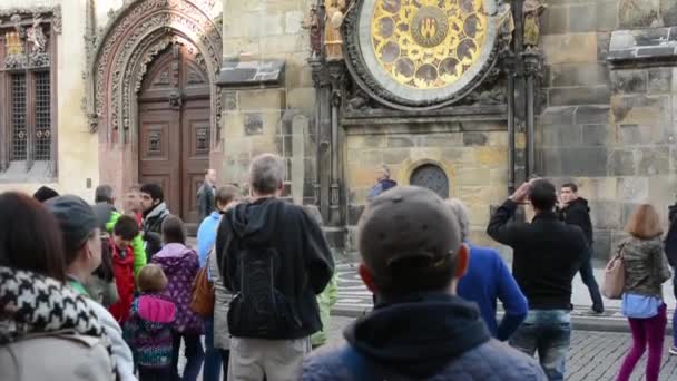 Groupe de touristes regarder l'horloge astronomique — Video