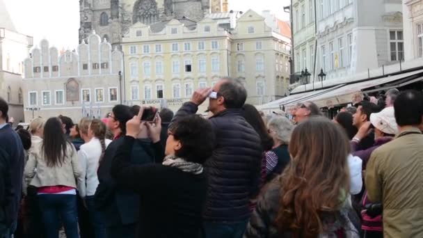 Group of tourists watch the Astronomical Clock - vintage buildings - closeup — Stock Video