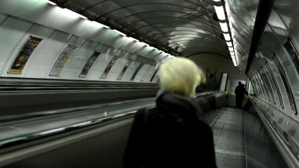 Roltrappen in de metro met mensen lopen — Stockvideo