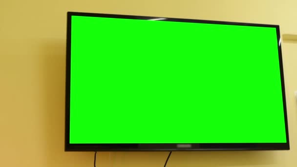 Телевизор (телевизор) - зеленый экран - комната - на стене — стоковое видео