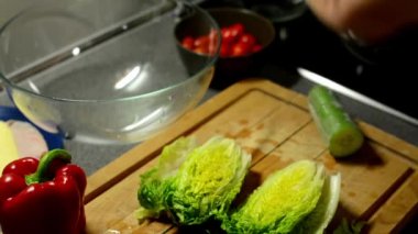 Adam hazırlar salata - adam marul dilimler