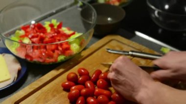 Adam hazırlar salata - dilimlenmiş domates adam