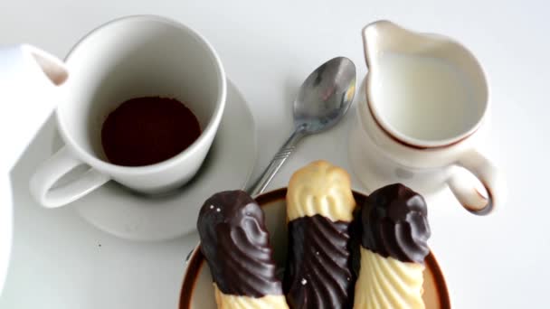 Zubereitung von Kaffee zu Hause - Milch und Kekse (Süßigkeiten)) — Stockvideo