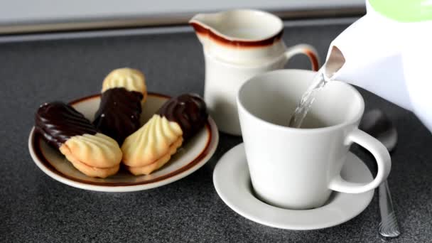Preparación de café en casa - leche y galletas (dulces ) — Vídeo de stock