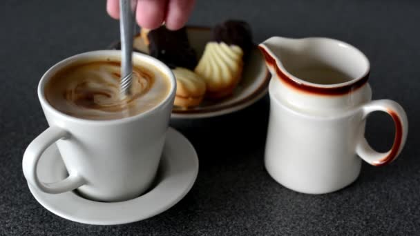 Caffè con latte - caramelle (biscotti) - mescolano il caffè con cucchiaio — Video Stock