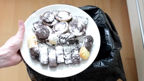 Galletas y dulces - arrojados a los residuos — Vídeo de stock