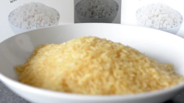 Arroz natural en plato - cajas con arroz blanco en el fondo — Vídeos de Stock