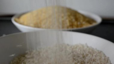 Beyaz pirinç levha - arka planda doğal pirinç içine dökme