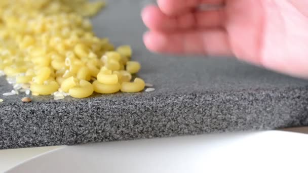 Макаронні вироби (макаронні) - макарони ставить в пластини — стокове відео