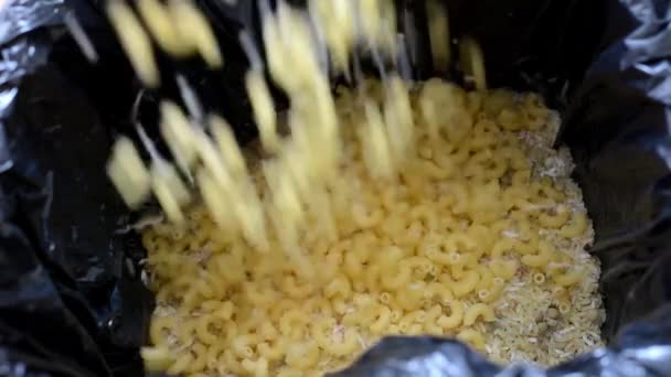 Продукты питания - пшеничные макароны - выбросить в отходы — стоковое видео