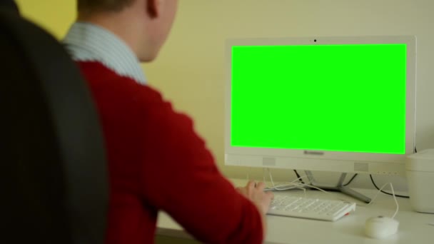 Mann arbeitet am Computer - grüner Bildschirm - Büro - Nahaufnahme — Stockvideo