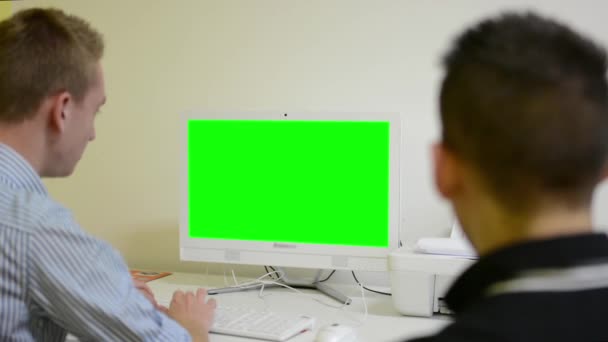 Mann arbeitet am Computer - Green Screen - Büro - Gespräch zwischen zwei Männern - Leute reden - Vorstellungsgespräch — Stockvideo