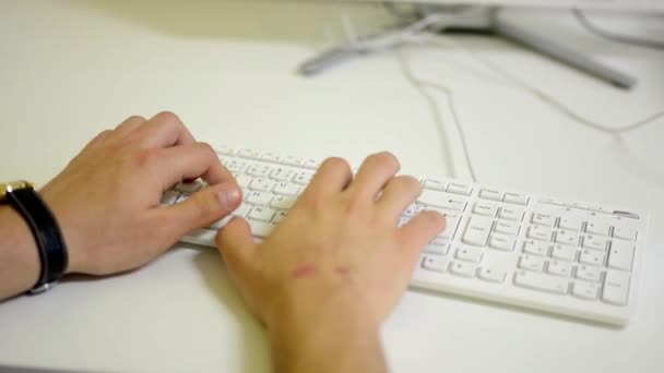 Άνθρωπος λειτουργεί σε υπολογιστή - γραφείο - άνθρωπος δακτυλογράφηση στο πληκτρολόγιο — Αρχείο Βίντεο