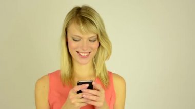 Bir cep telefonu (smartphone) genç çekici kadın çalışıyor - bir mesaj - closeup yazın