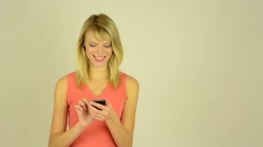 Bir cep telefonu (smartphone) genç çekici kadın işleri - bir mesaj (tek elle yazmak)