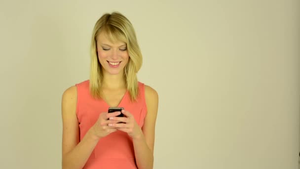Mladá atraktivní žena pracuje na mobilní telefon (smartphone) - napsat zprávu