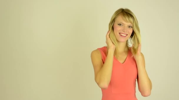 Молода приваблива жінка грає з волоссям студія — стокове відео