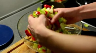 Adam hazırlar salata - karışık salata - Zeytinyağlı salata üzerine dökülen adam adam