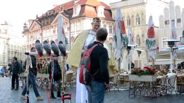 Atrakcje na ulicy - człowiek z ptaków - miejskich ulic (miasto) - zewnętrzne restauracja puste siedzenia na zewnątrz (rano) - ludzie chodzą - Staromodna Remiza — Wideo stockowe