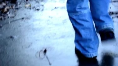 Küçük çocuk sokak - sonbahar - doğa ve kaldırım üzerinde çalışır