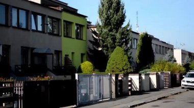 Kentsel sokak - dış evler - doğası ve yol arabalar - mavi gökyüzü ile
