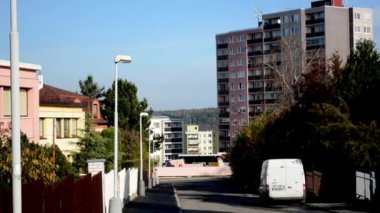 Kentsel sokak - dış ev - doğa ve araba - mavi gökyüzü