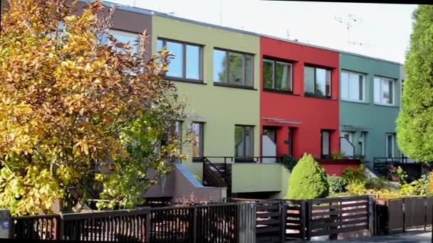 Casas exteriores en la ciudad - calle urbana - naturaleza (árboles) - cielo azul — Vídeos de Stock