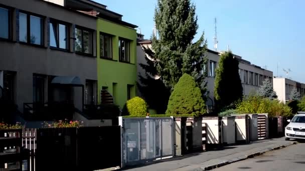 Rua urbana - casas exteriores - natureza e estrada com carros - céu azul — Vídeo de Stock