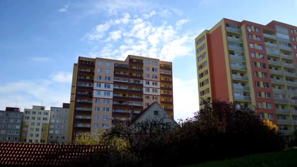 Edificio de pisos de gran altura - urbanización (desarrollo) y casa - con la naturaleza — Vídeo de stock