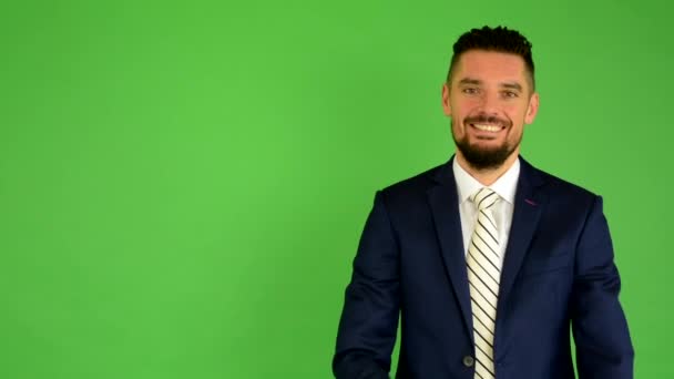 Business man glimlach - groene scherm - studio — Stockvideo