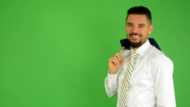 緑の笑顔 (ビジネスの男は、彼の肩に彼のジャケットを持っている) - ビジネスマンの画面 - スタジオ — ストック動画