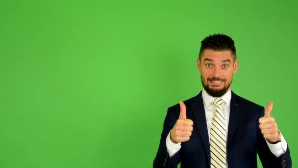 Homme d'affaires montre pouces sur l'accord - écran vert - studio — Video