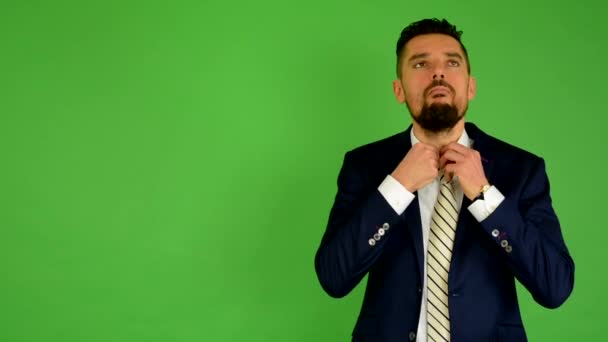 Zakenman past zijn stropdas - groene scherm - studio — Stockvideo