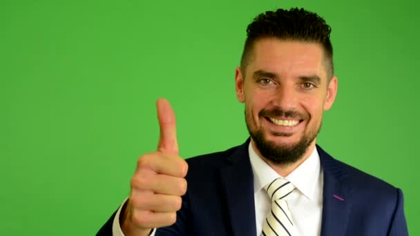 Hombre de negocios muestra el pulgar en el acuerdo - pantalla verde - estudio - primer plano — Vídeo de stock