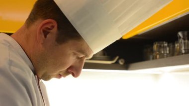 Şef mutfakta yiyecek (ev) - Balık - closeup Dilimleme şef aşçılar