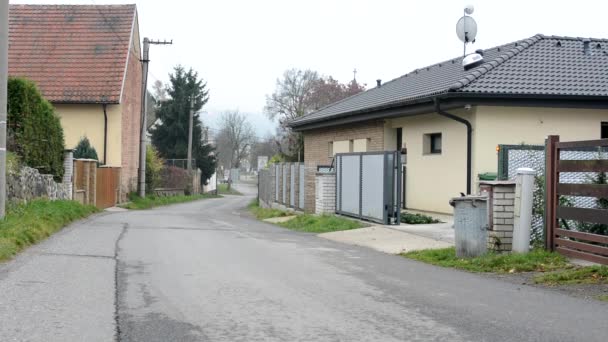 Coche conduce a lo largo de la carretera delante de la casa — Vídeo de stock